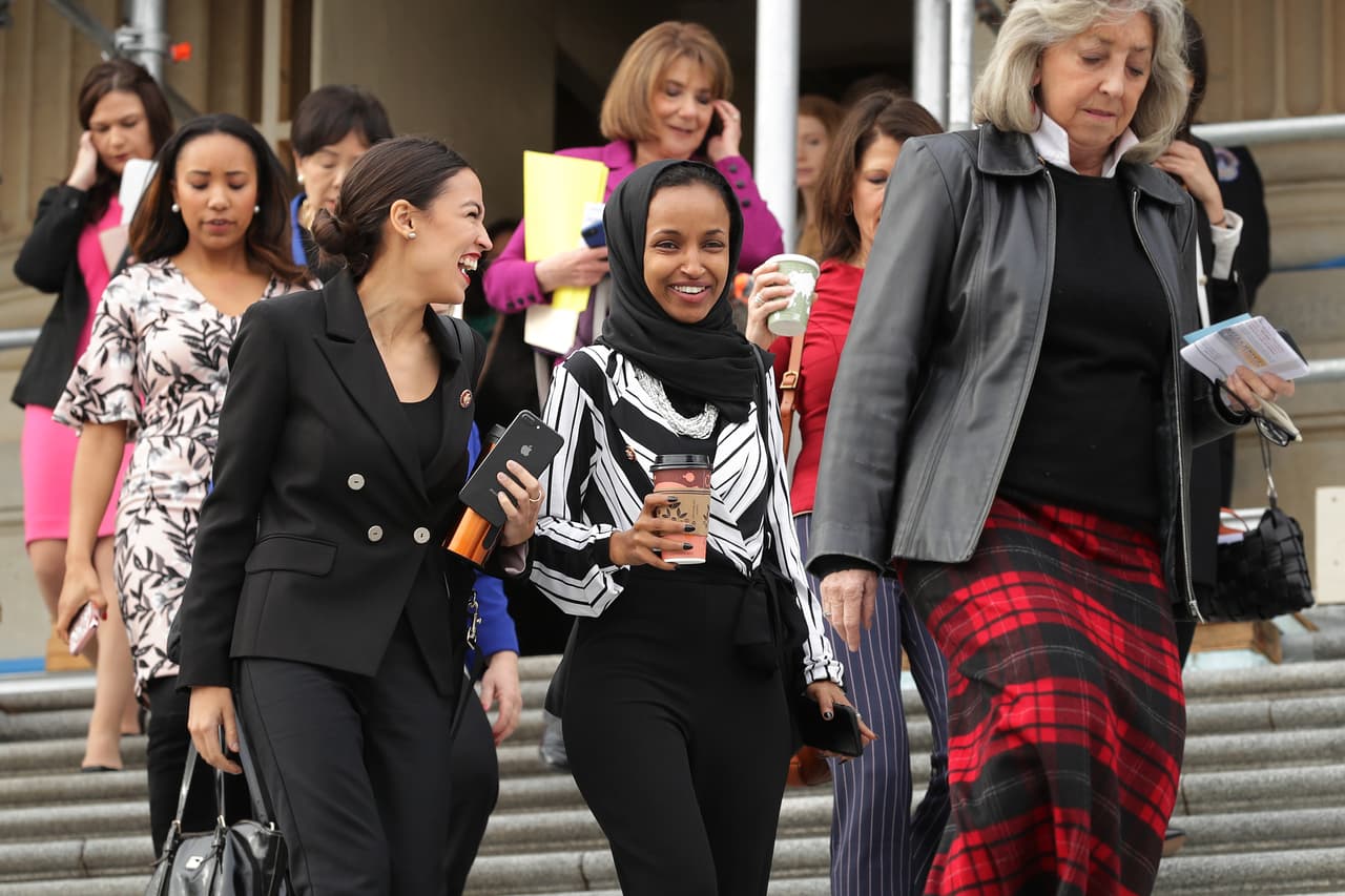 <b>102 mujeres a la batalla</b>. El nuevo Congreso que comienza en 2019 
<a href="https://www.univision.com/noticias/politica/fotos-la-poca-diversidad-republicana-contrasta-con-la-plural-bancada-democrata">es considerado el más diverso en la historia de EEUU.</a> Tiene el récord en la cantidad de mujeres representantes, la más joven en ser elegida, las primeras musulmanas y las primeras indígenas, entre otras particularidades. El número parlamentarias se ha incrementado en los últimos años y su tope anterior fue en 2015, cuando fueron elegidas 84 mujeres a la Cámara Baja. Hace 30 años, en las elecciones de 1989, sólo lo lograron 25 mujeres. 4 de enero de 2019.