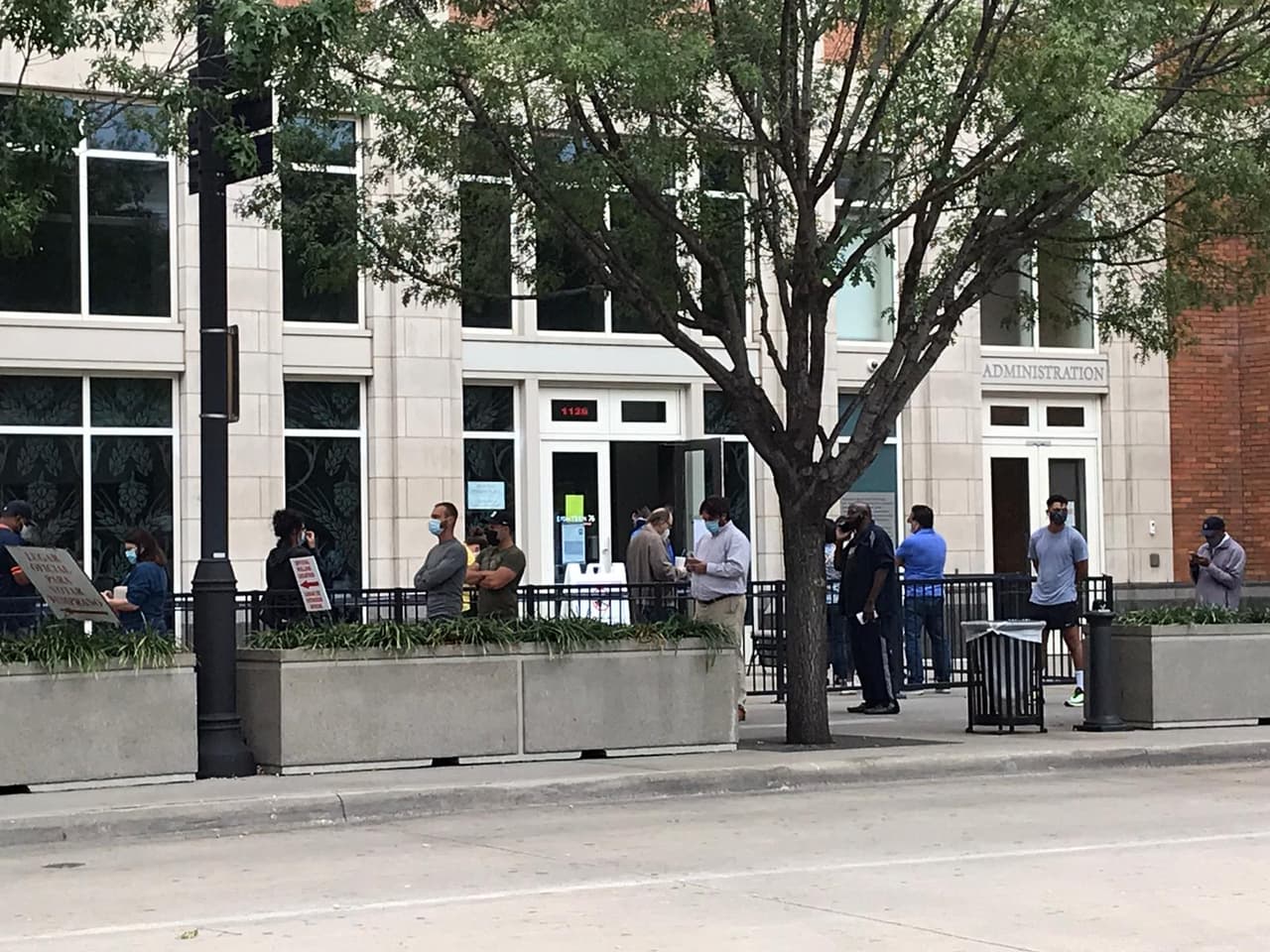 Ese mismo día el juez del condado Dallas, Clay Jenkins, dijo que el condado Dallas había rompido récord de votación temprana. 
<br>