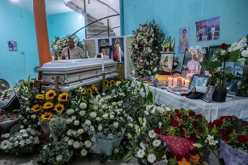 El ataúd con los restos de
<b><a href="https://www.univision.com/local/nueva-york-wxtv/la-joven-cadete-que-murio-en-el-choque-del-cuauhtemoc-con-el-puente-de-brooklyn-estaba-en-su-ultimo-ano-video" target="_blank">la cadete América Yamileth Sánchez</a></b> fue recibido el lunes 19 de mayo con
<b>un mar de flores</b> en
<b>la que fue su casa</b>, en el número 10, de la calle Manuel Olmos,
<b>en la colonia Emiliano Zapata</b>, de Xalapa, la
<b>capital de Veracruz</b>.