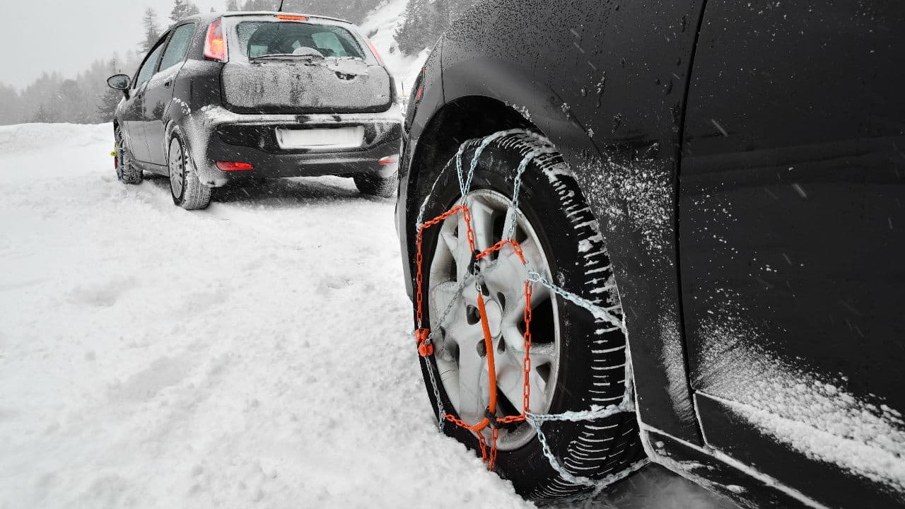 Deberás 
<b>detenerte en un lugar plano y firme</b> una vez que se determine que se necesitan cadenas para la nieve. Presta atención a los lugares designados por la Patrulla de Caminos para poder estacionar y hacer la instalación.