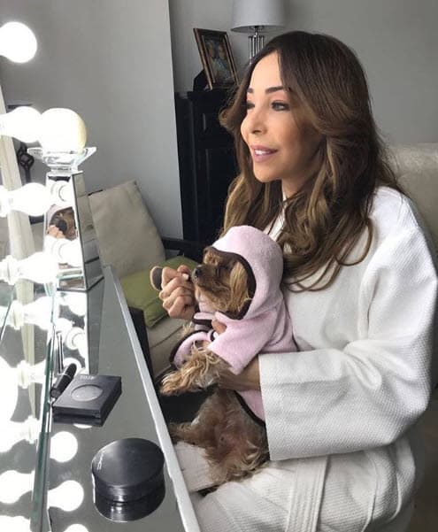 Acompaña a Gelena en la mayoría de sus actividades. Aquí las vemos a punto de comenzar la sesión de maquillaje y peinados.