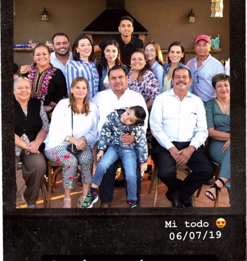 "Sonrío de pensar que nunca olvidaste que yo estando tan chiquita (5 años) te dije sentada en la escalera de la casa que yo iba a salir en la televisión, sé que estabas muy orgulloso y no te cansabas de presumirme, así que 
<b>te prometo que nunca me cansaré de hacerte sentir orgulloso de mí</b>". 
<br>