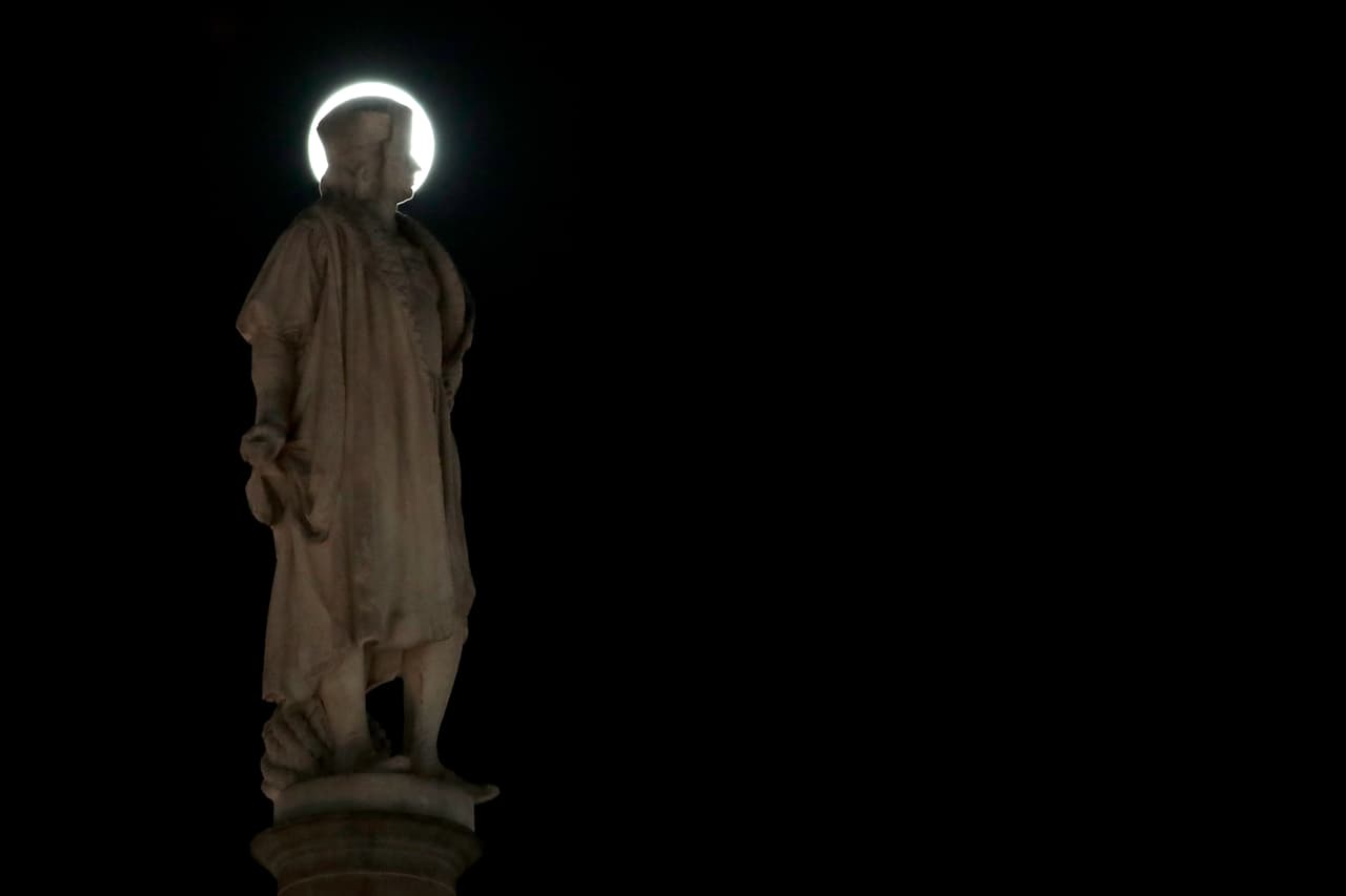 La Luna llena justo detrás de la cabeza del explorador genovés.