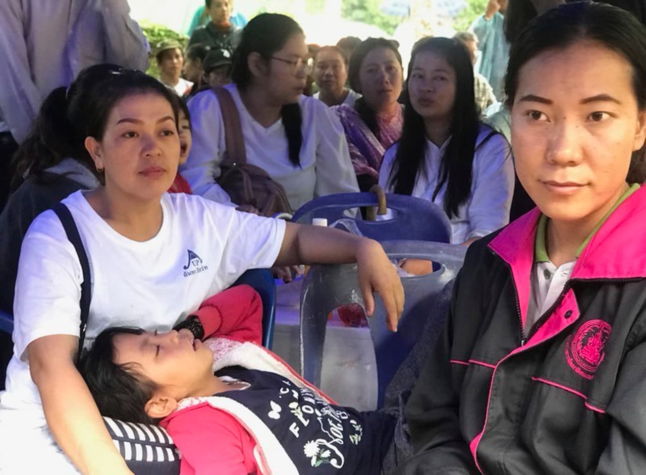 Los familiares de los jóvenes desaparecidos esperan por noticias cerca de la entrada a la cueva.