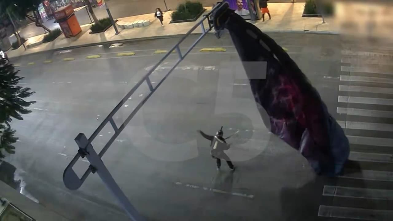 Paracaidista estadounidense queda atorado en un semáforo del centro de la Ciudad de México