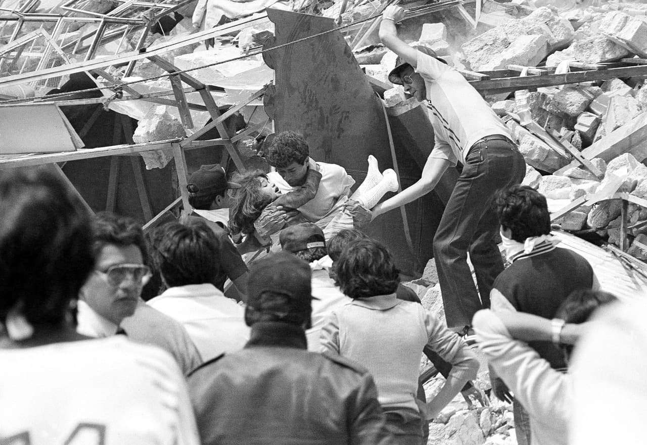 Esta es la extraña historia de 'Monchito', el otro niño fantasma del terremoto de México de 1985