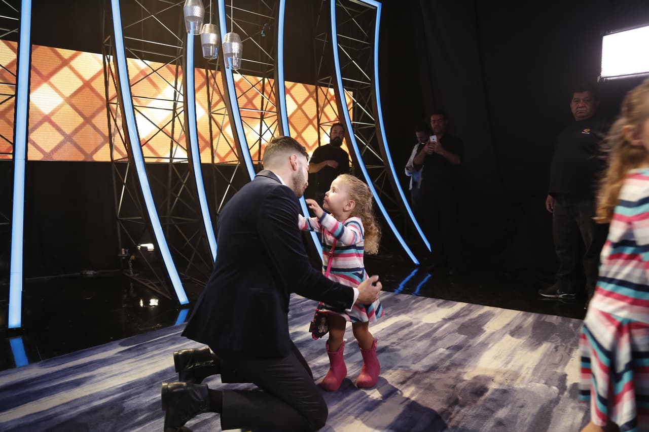 "Ay, pero abrázame", le dijo Jomari con un tono muy tierno a Daniela, la hija menor de Pablo Montero.