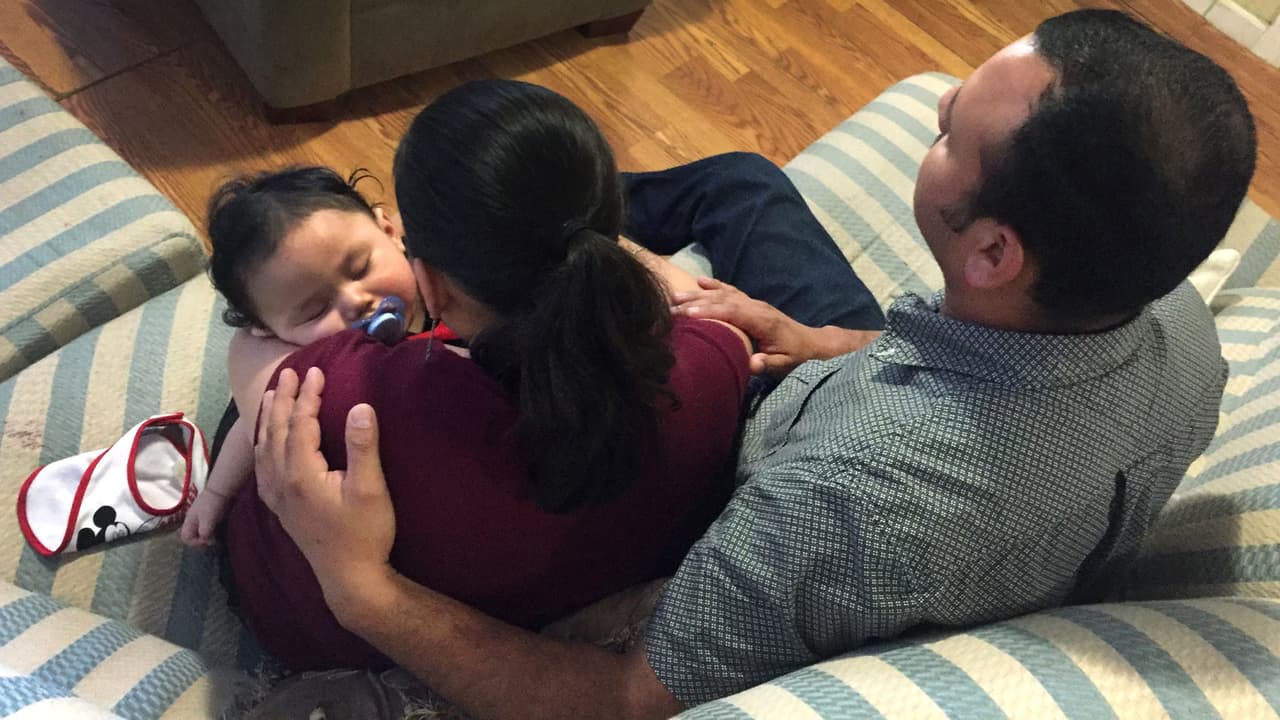 Estos padres hispanos buscaban ayuda médica para su bebé y ahora van a ser deportados