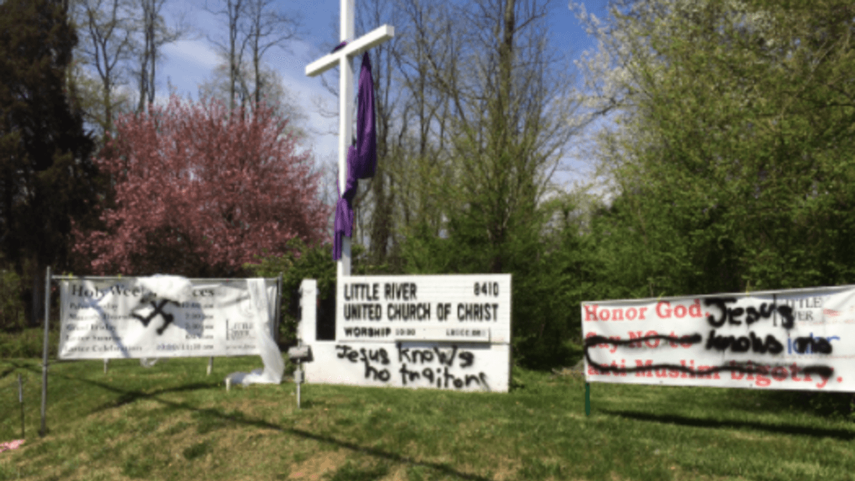 La policía continúa investigando un graffiti antisemita hallado en un centro comunitario judío y en una iglesia, en el condado de Fairfax. Se encontraron esvásticas y lenguaje despectivo, según confirmaron las autoridades. 
<br>