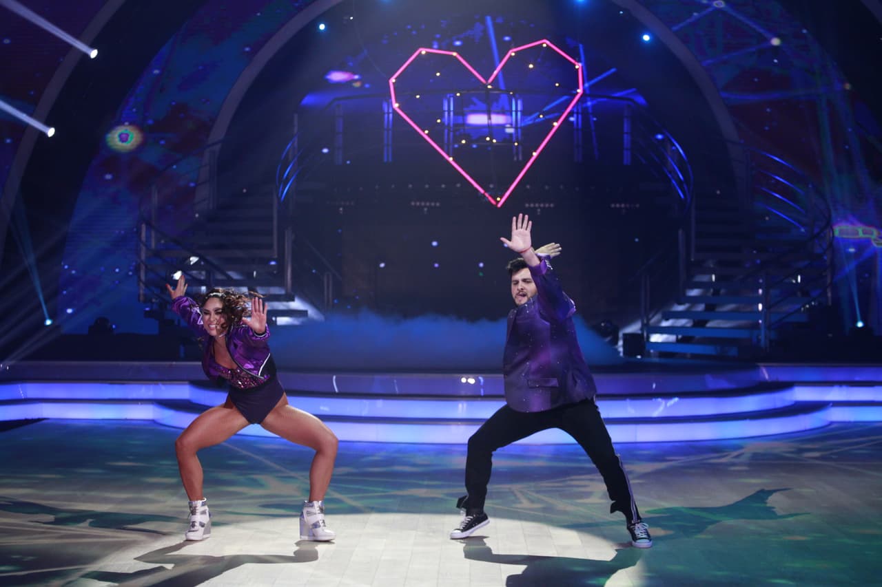 El jurado salvó a Paul, quizás porque para cerrar su baile terminó sentado entre los asistentes a la gala, sus fans y su novia, Joely Bernat.