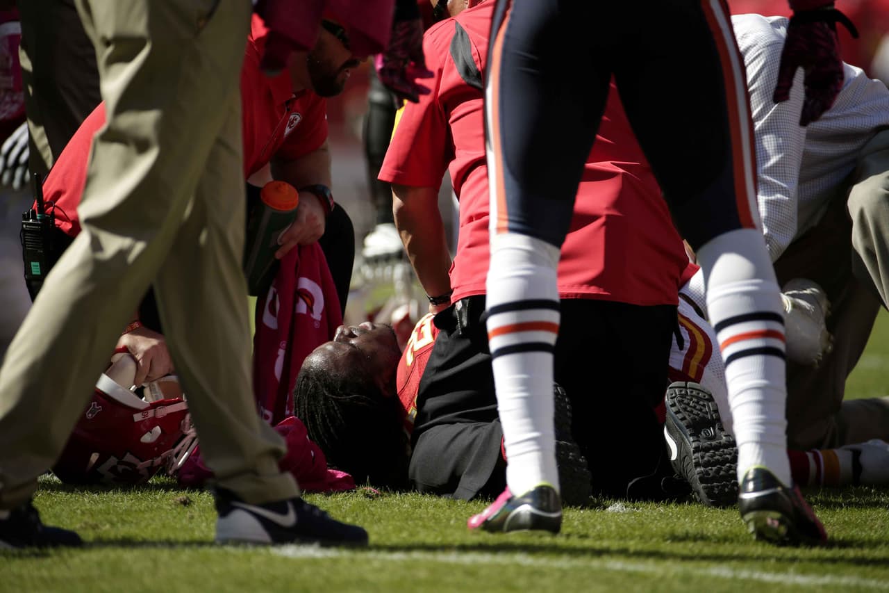 Jamaal Charles sufrió una aparentemente seria lesión en la rodilla derecha vs. los Bears