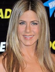 Jennifer Aniston tampoco mantiene una buena relación con su madre Nancy Dow. La misma actriz ha declarado que desde siempre su madre fue muy crítica hacia ella. Además, en 1999 su mader escribió un libro de memorias de su hija, lo cual provocó un mayor distanciamiento entre madre e hija por más de una década.