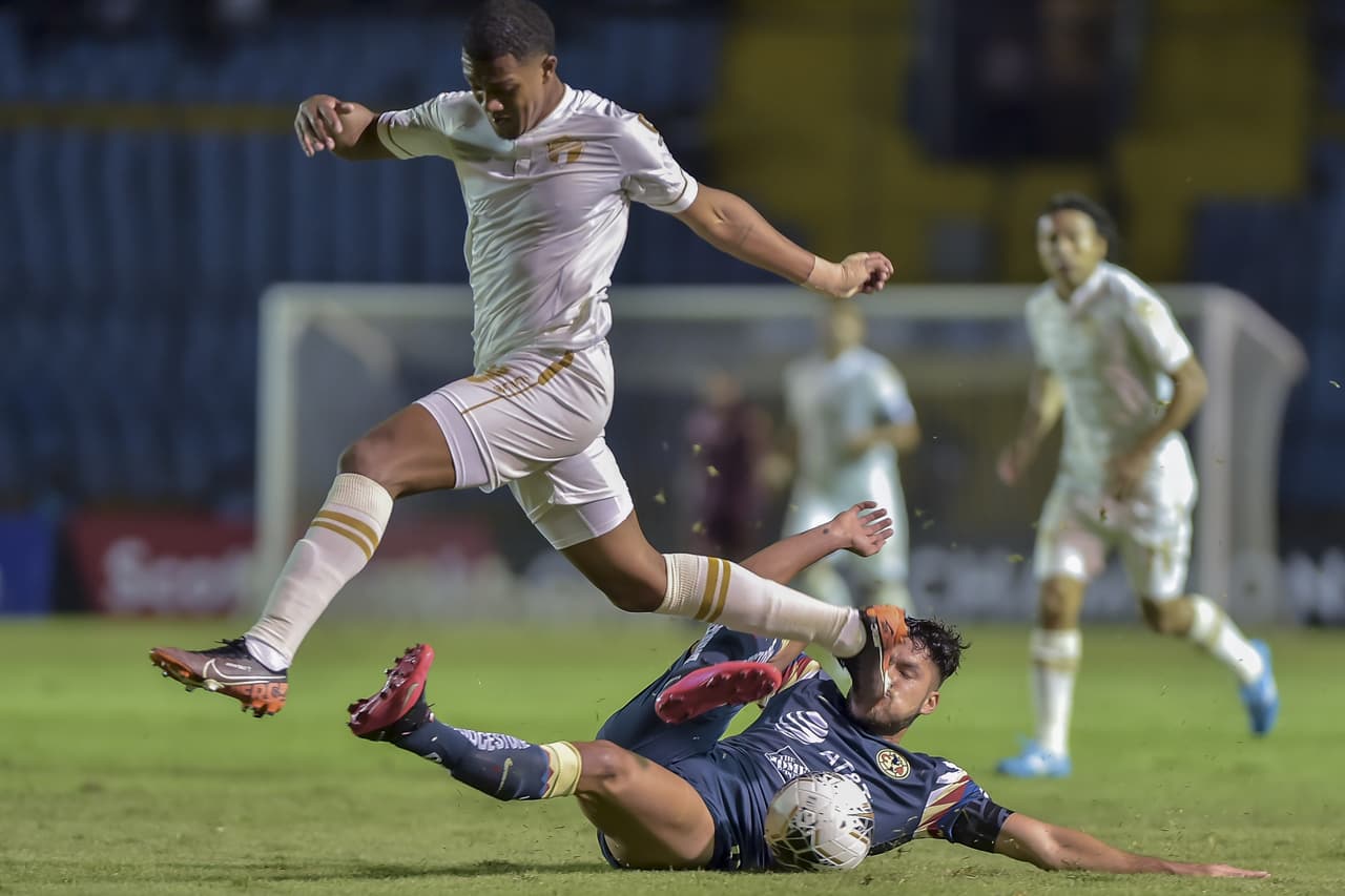 Bruno Valéz se recupero de forma excepcional y barre para sacar el peligro de su arco.