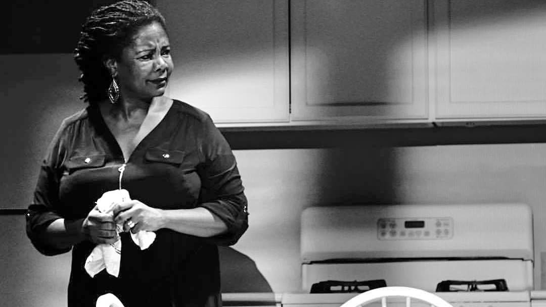 Tonya Pinkins, ganadora del premio Tony, representa el papel de una madre cuyo hijo fue asesinado.