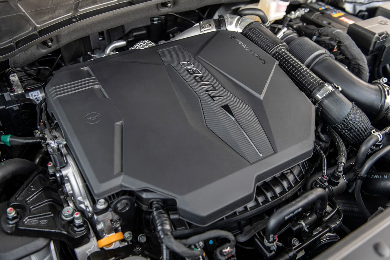<b>Menú de dos motores</b>
<br>
<br>En tiempos en que resuenan con fuerza los motores V8 (como el de la 
<a href="https://www.univision.com/carros/ram-1500-trx-2021-prueba-a-bordo-completa-video" target="_blank">Ram 1500 TRX</a>) e incluso los V6 con asistencia eléctrica (como el de la 
<a href="https://www.univision.com/carros/la-ford-f-150-2021-llega-completamente-renovada-con-la-primera-version-hibrida-de-su-historia" target="_blank">Ford F-150 Powerboost</a>), Hyundai se inclina por integrar bajo el capó de la Santa Cruz entre dos opciones de cuatro cilindros, a las que hace referencia como “potentes, flexibles y eficientes”.