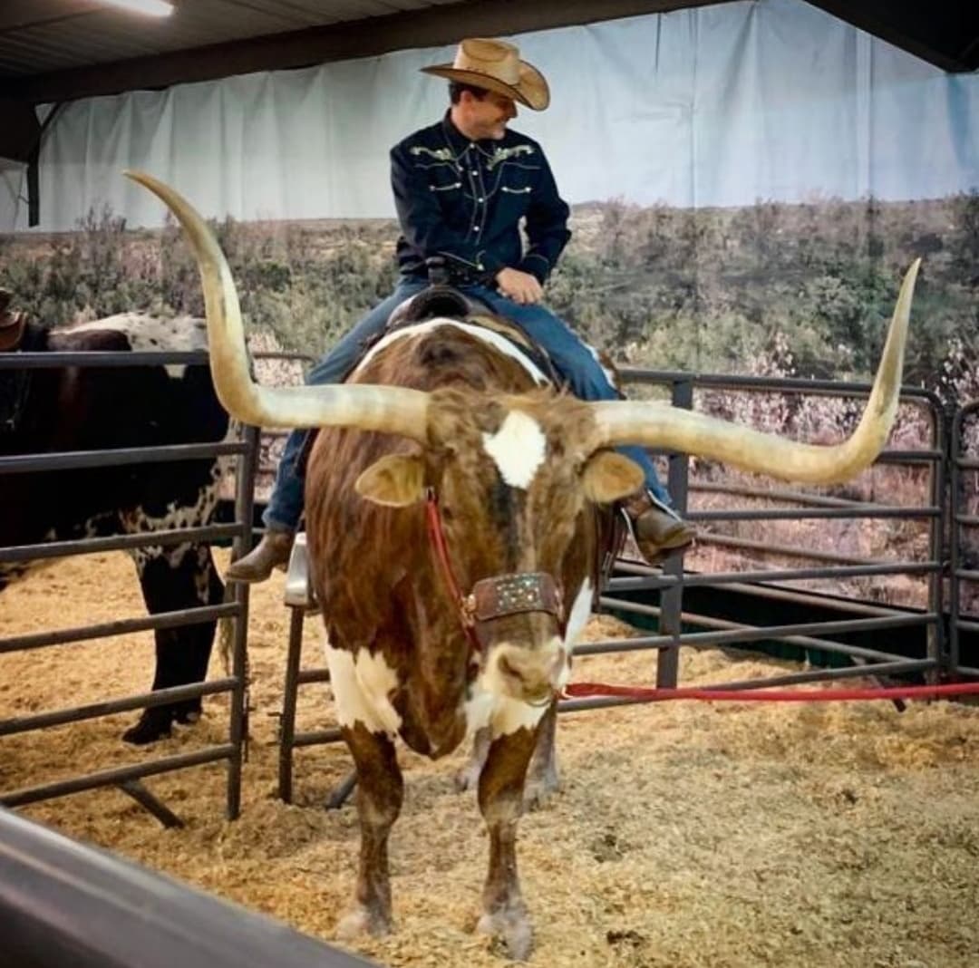 Hasta aventuras de vaqueros ha vivido nuestro conductor. En esta imagen lo vemos posando como un auténtico texano en San Antonio.
<br>