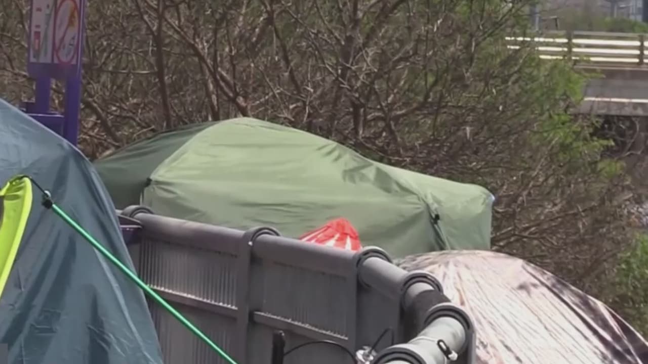 Pese a que no se permite que los desamparados acampen en San Antonio, la ciudad carece de recursos para hacer cumplir su ordenanza