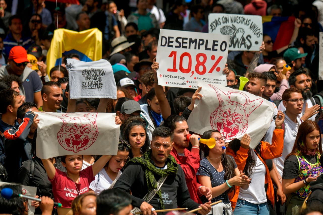 Carteles con mensajes contra el gobierno, vistos en la protesta de Bogotá. "Es el sentimiento del pueblo nacional que está aburrido de la injusticia social. Nos están matando a nuestros líderes sociales, nuestra identidad cultural, el pueblo indígena está en riesgo y las reformas económicas y laborales del Gobierno no favorecen al pueblo colombiano", dijo a Reuters Patricia Riaño, una profesora que participó en la movilizaciónen la capital.