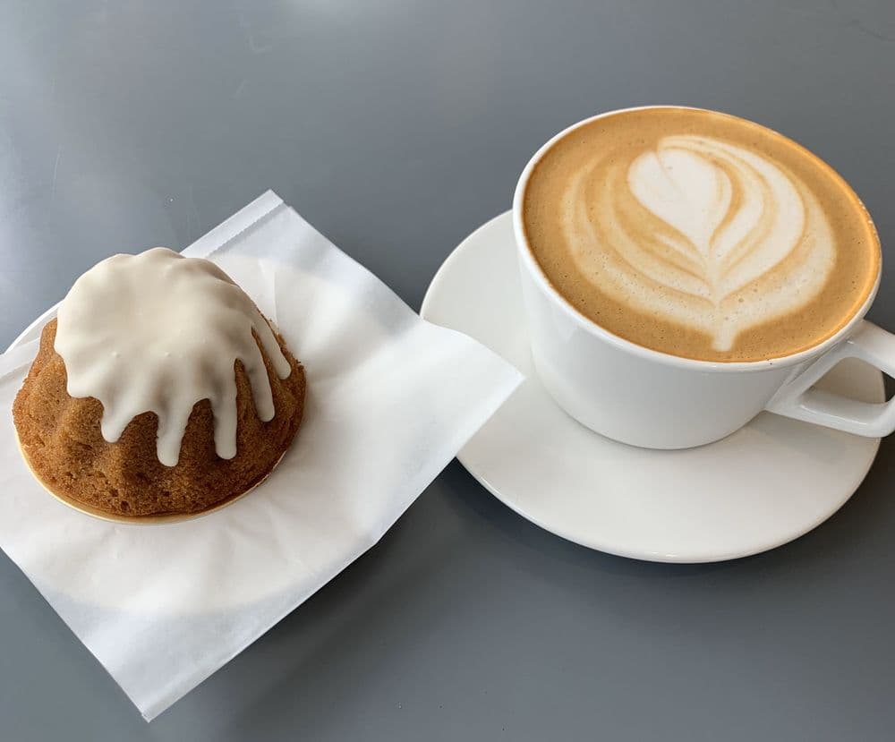 <b>BREW Coffee Bar - McNeill Point</b>
<br>Dirección: 2310 Bale St Ste 106 Raleigh, NC 27608
<br>Sitio web: 
<a href="http://www.brewcoffeebar.co">http://www.brewcoffeebar.co</a> 
<br>
<br>
<b><a href="https://www.yelp.com/map/brew-coffee-bar-mcneill-point-raleigh">Cómo llegar</a></b>
<br>
<br>Una usuaria de Yelp expresó: “Me encanta venir a BREW por una excelente bebida y porque es un gran espacio para trabajar. Como alguien que trabaja desde casa, es bueno tener un espacio como BREW para visitar de vez en cuando”.