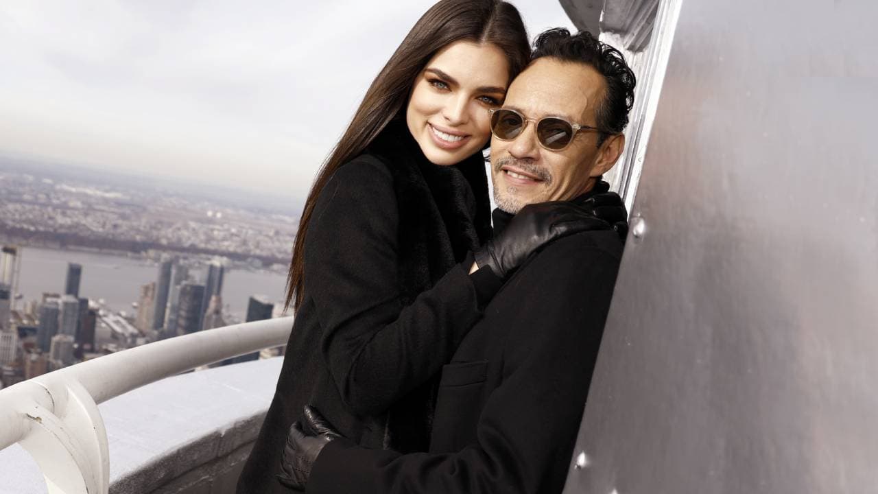 Ahí, el cantante fue el invitado de honor en la ceremonia de encendido de luces del emblemático rascacielos en celebración del Aniversario de Oro de su Fundación Maestro Cares.
<br>