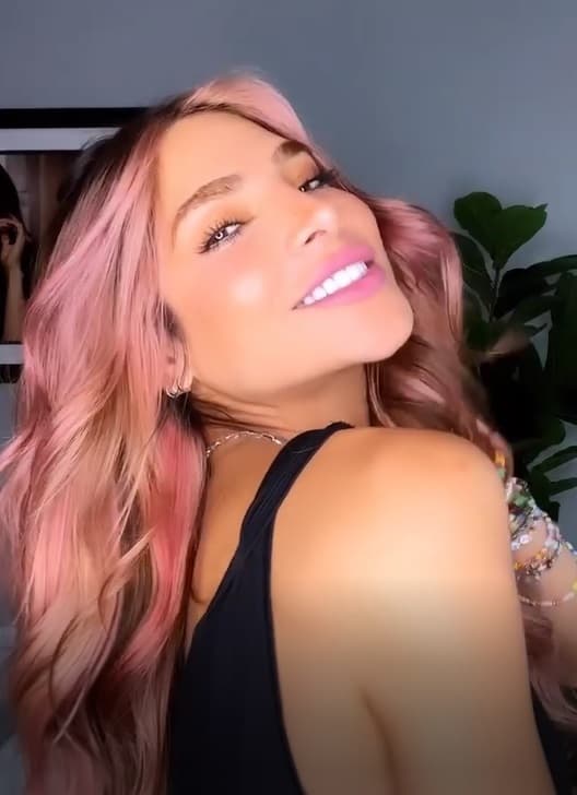 Con gran alegría, Alejandra Espinoza mostró su espectacular cabellera rosa. "Me fascina, me gusta un montón en verdad", señaló la también presentadora en un video que compartió en Facebook.