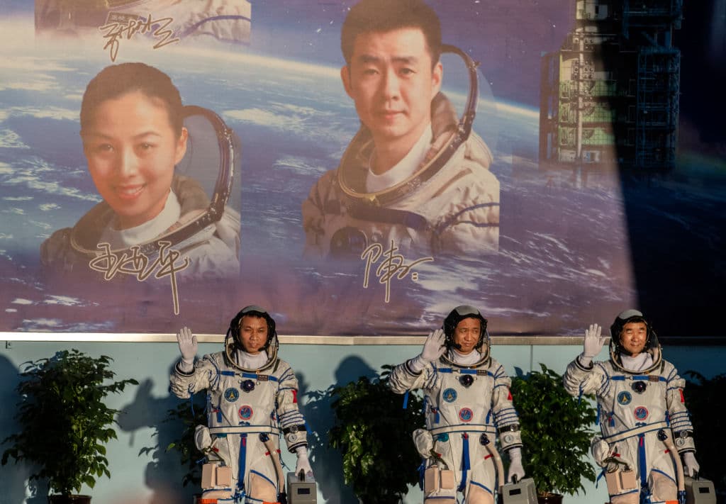 Tianhe, el único módulo de la estación por el momento, fue puesto en órbita el pasado 29 de abril y cuenta con un espacio para cada uno de sus tripulantes, equipo para ejercicios y un centro de comunicación para comunicarse con el control terrestre. A bordo, los astronautas pasarán tres meses dedicados a labores de mantenimiento, instalaciones, salidas al espacio, preparación de futuras misiones y de próximas estadías de otros tripulantes.