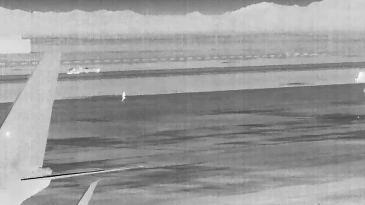 Después, Efinger corre directo hacia un avión de Delta Airlines que se preparaba para despegar con 100 pasajeros y decide subir a la turbina, donde se produce la tragedia.