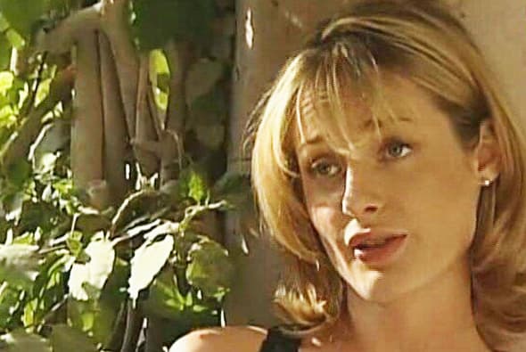 Fue en 1998 que viajó a Mexico para seguir su carrera en televisión, su primer proyecto fue 'Angela' donde, otra vez, fue la malvada de la historia.