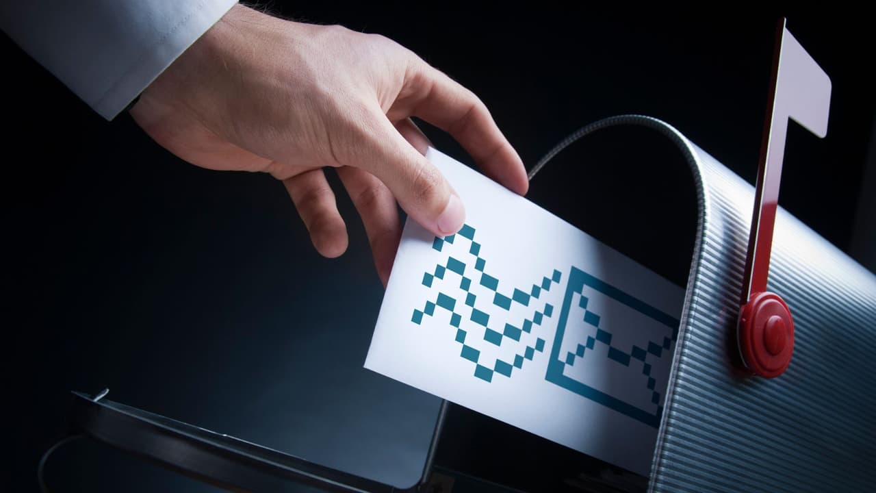 Si comparte buzones en un área cerrada (es decir, complejos de apartamentos, casas adosadas, etc.), asegúrese de que todas las puertas estén cerradas con llave cuando salga para que los invitados no autorizados no tengan acceso al espacio compartido.
<br>