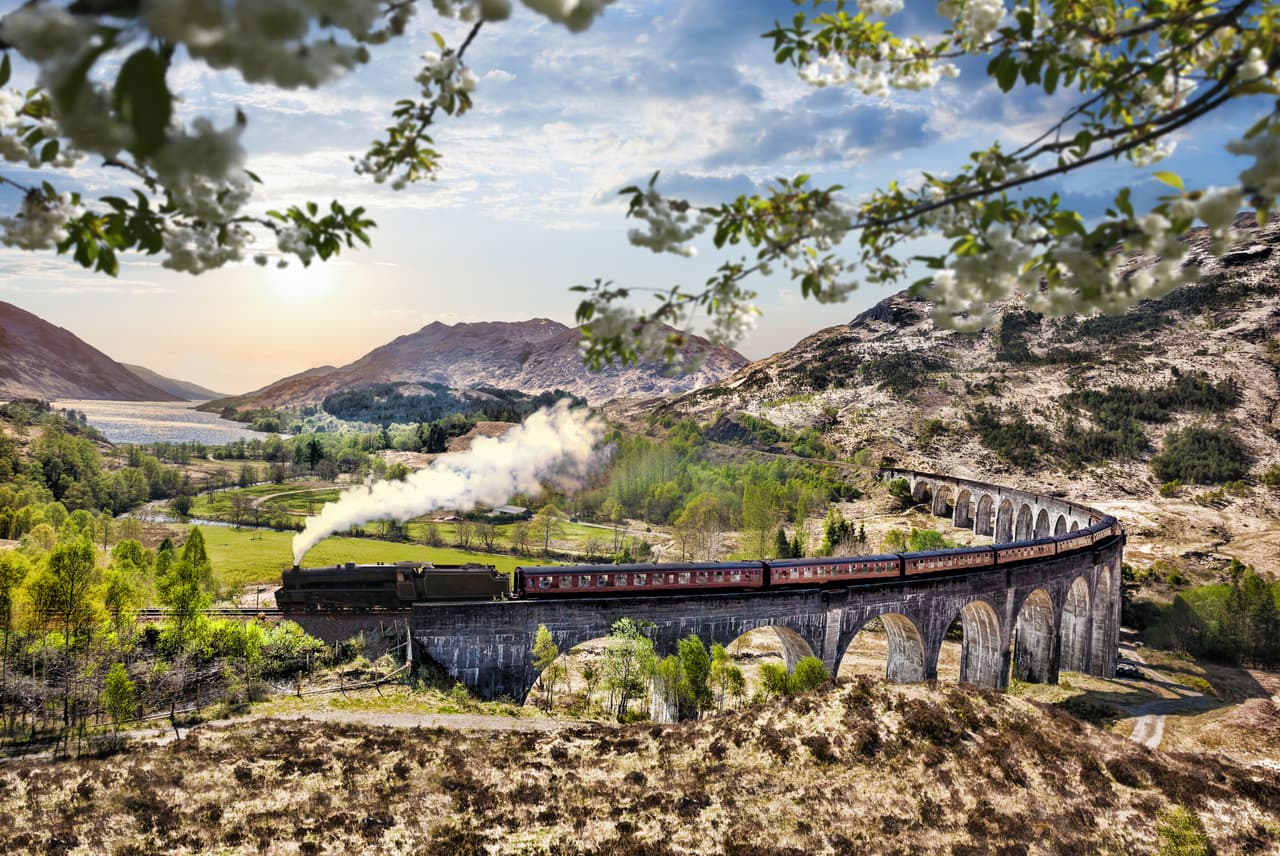 <b>Viaducto de Glenfinnan.</b>
<br>
<br>Este imponente puente curvo de concreto cruza un valle entre colinas en Escocia, Reino Unido. Se convirtió en un lugar de peregrinación de los fanáticos de las películas de Harry Potter, porque allí filmaron varias escenas del ferrocarril donde los protagonistas viajaban a su extravagante escuela de magia. 
<br>