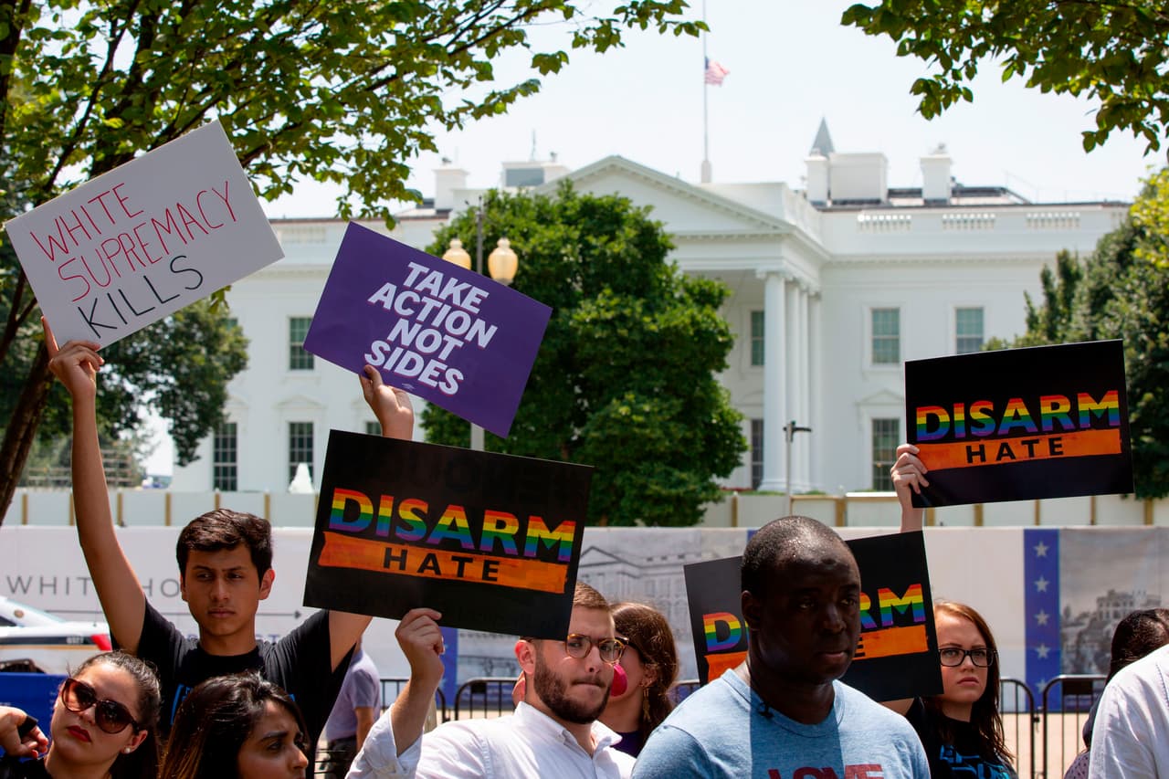 El martes también hubo una manifestación frente a la Casa Blanca, en Washington DC, donde decenas pidieron acciones concretas para evitar los tiroteos. Mitch McConnell, líder de la mayoría republicana en el Senado, no tiene planes de suspender el receso de verano y convocar la discusión de leyes para atacar el problema de la violencia armada.