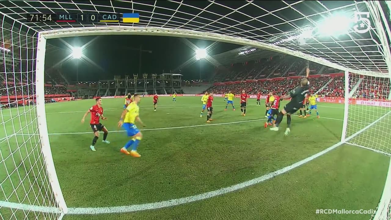 ¡Mr. Reflejos! Rajković le mete la mano al balón para alejar el gol