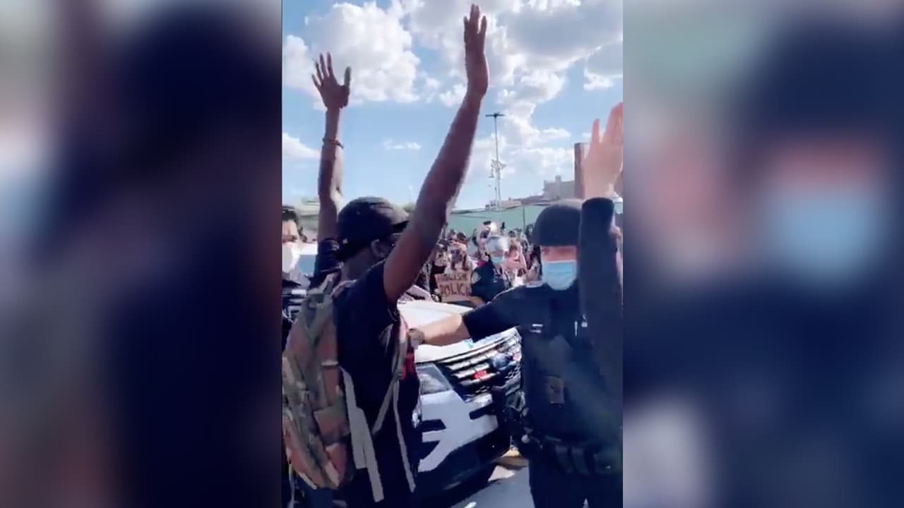 Denuncia: policía de Nueva York quita la máscara a un joven y lo rocía con gas pimienta durante protestas