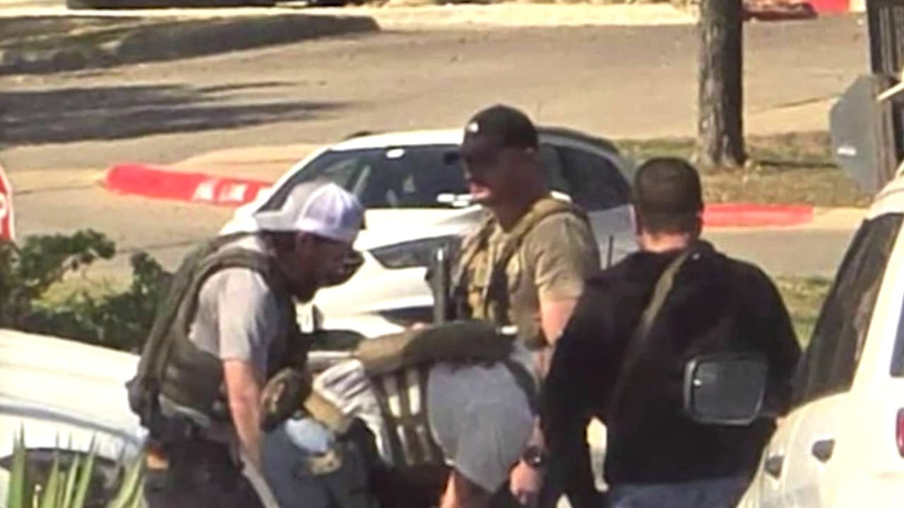 Captan operativo de agentes federales en plena zona comercial de Austin