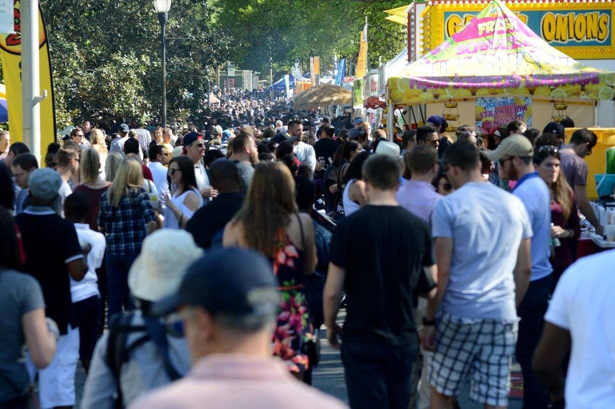 <b><a href="http://dogwood.org/">Atlanta Dogwood Festival (8 al 10 de abril)</a></b>: Únete a cientos de artistas en el 86º aniversario del festival. Tendrá mercado de artistas, puestos de comida, música y actividades infantiles.