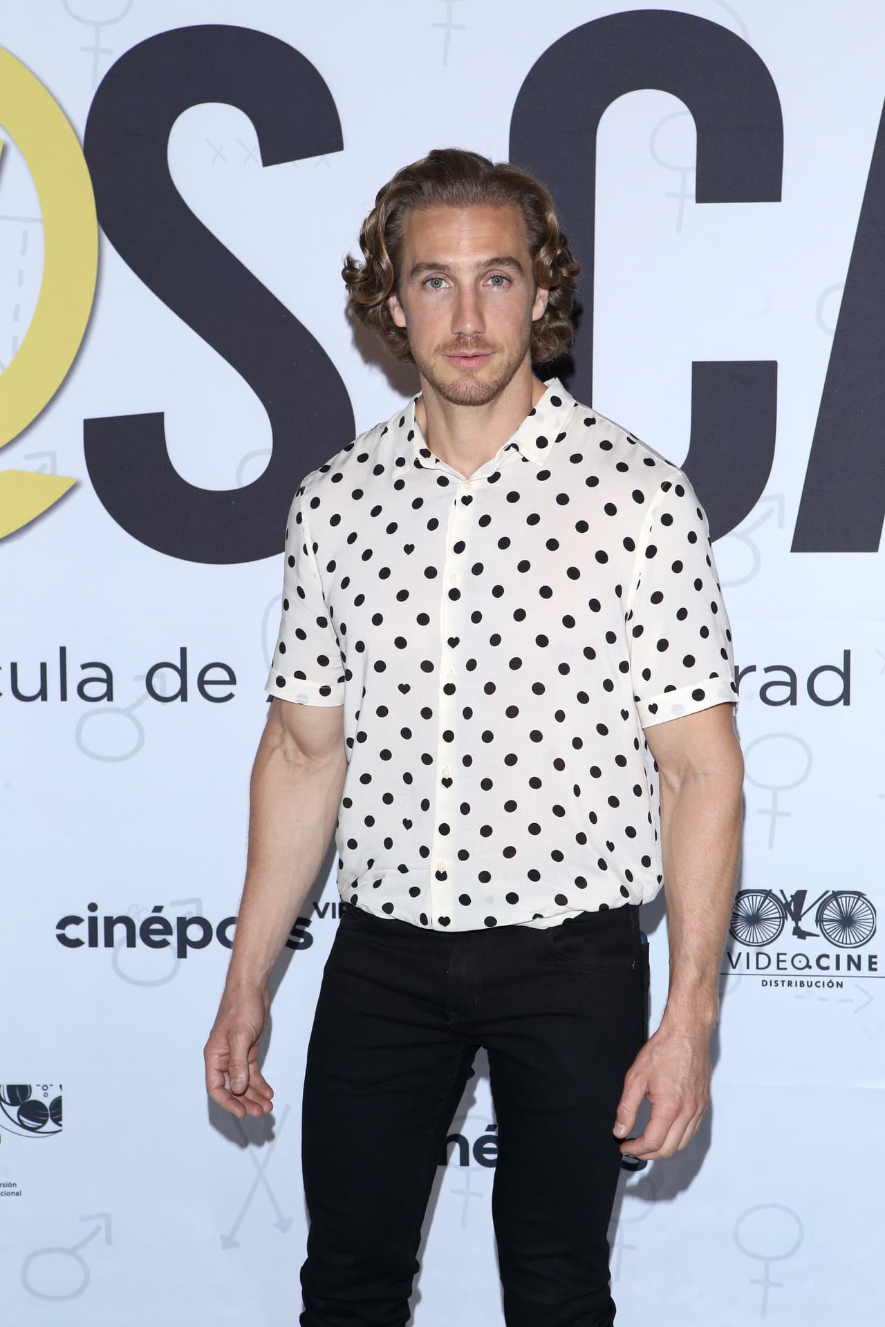 “Mi personaje se llama Esteban, el ex, alias el innombrable. Disfruté mucho hacer el personaje porque en México les va a tocar verme de una manera que no me habían visto antes, solo me habían visto hacer personajes más benévolos o de bueno y ahora me toca hacer un personaje más oscuro”, aseguró.