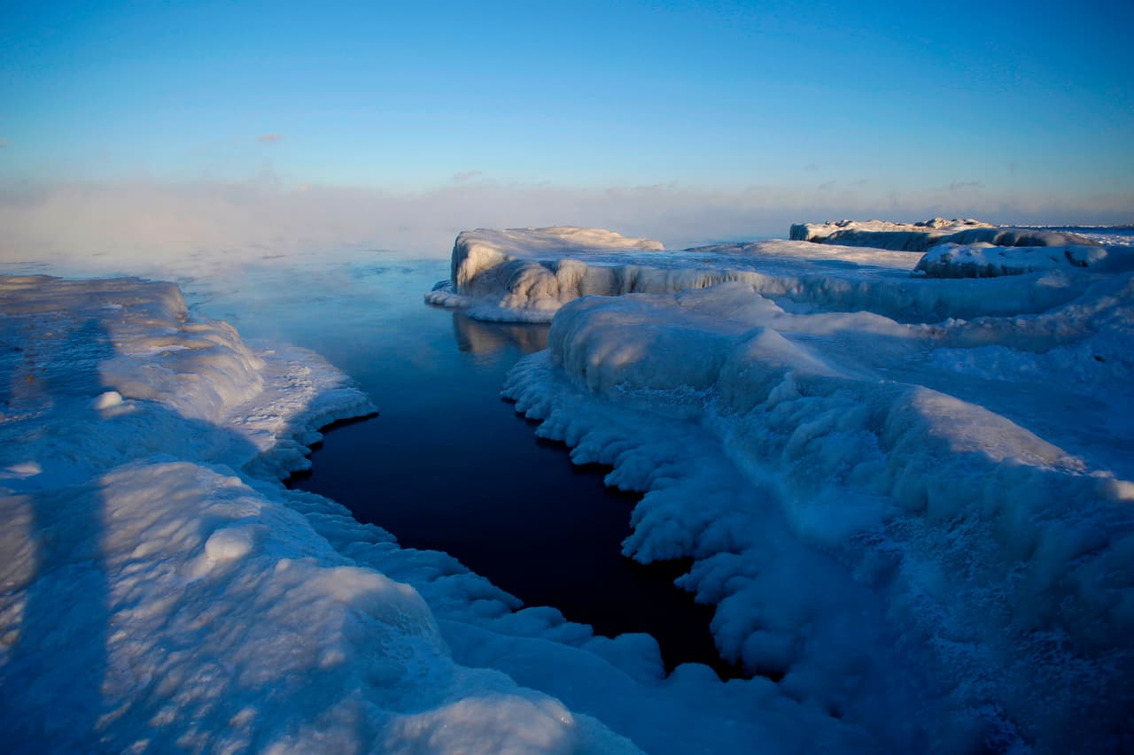 El lago Michigan, uno de los grandes lagos, helado por el vortice polar.