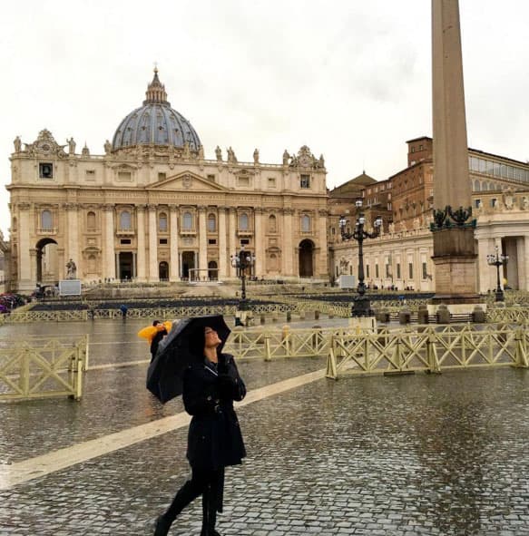 En el Vaticano. "Life is about learning to dance in the rain", anotó.