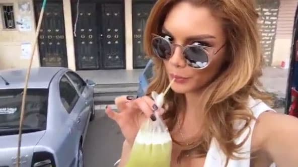 Tomando un rico jugo de caña de azúcar para refrescarme.