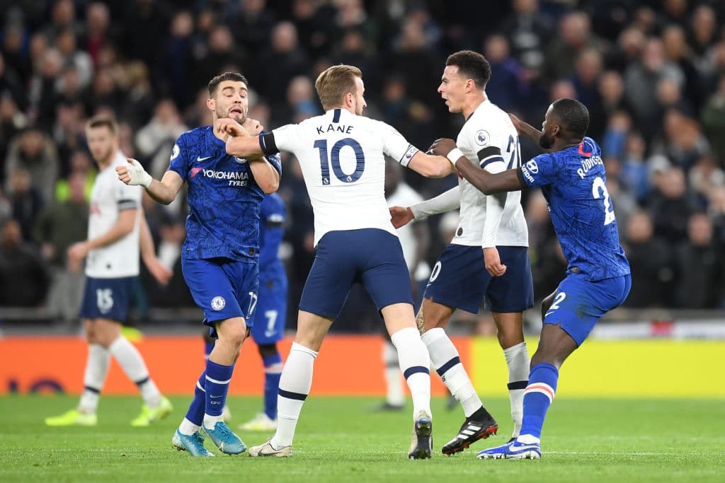 Chelsea vence al Tottenham 2-0 con dos goles de Willian. La escuadra de Mourinho sigue sin definir bien la delantera y le quitan el invicto en casa.
