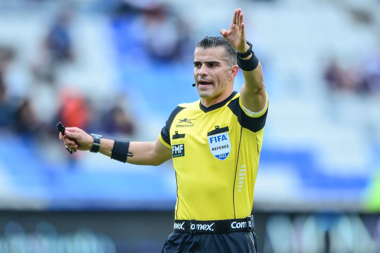 Hernández, como ya es costumbre, tuvo un arbitraje polémico al echar a Correa por una segunda amarilla muy dudosa.