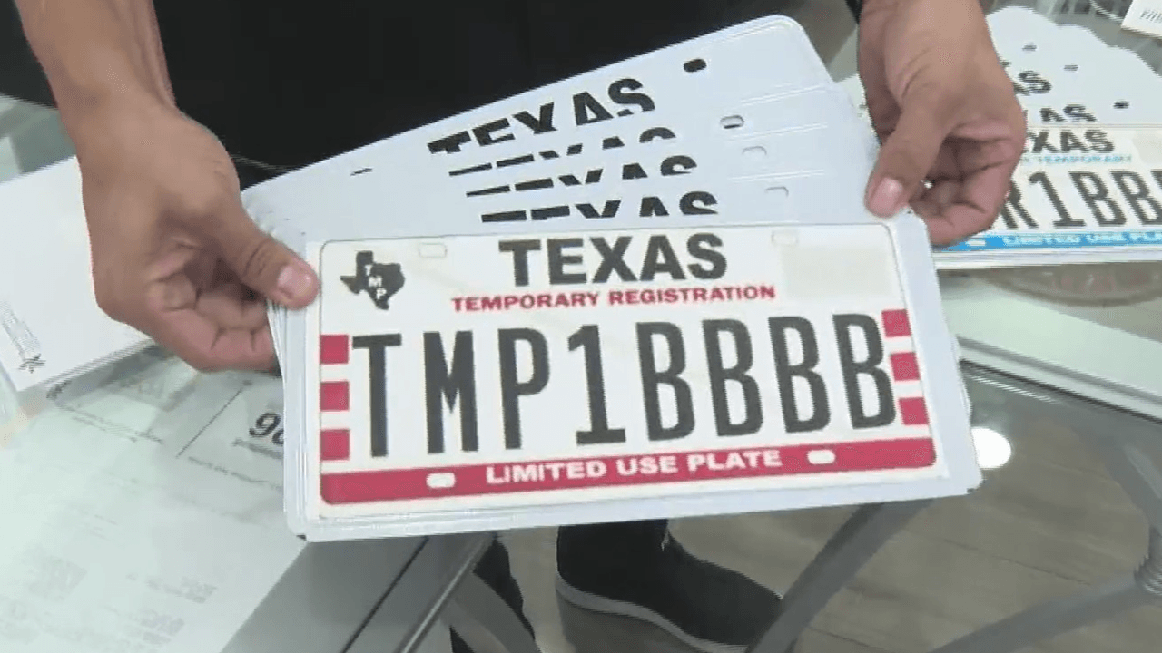 Las placas temporales 
<b>dejarán de estar vigentes en Texas a partir del 1 de julio</b>. ¿Pero sabías que habrá placas metálicas temporales y de colores según el uso que les darías?