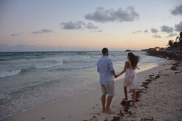 La playa es uno de sus destinos favoritos, son igual de románticos por eso les encanta ver los atardeceres.