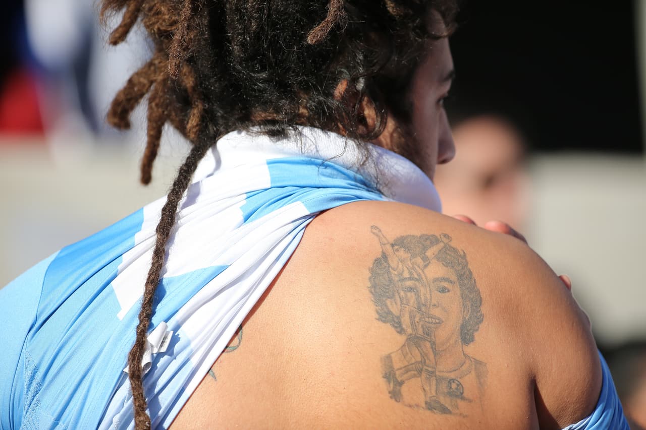 Los fanáticos en el mundo quisieron rendir un homenaje a sus países, equipos o jugadores favoritos por medio de tatuajes. Algunos más grandes y coloridos, con rostros de las figuras y escudos representativos son una muestra del cariño que alrededor del mundo expresan los hinchas del fútbol.