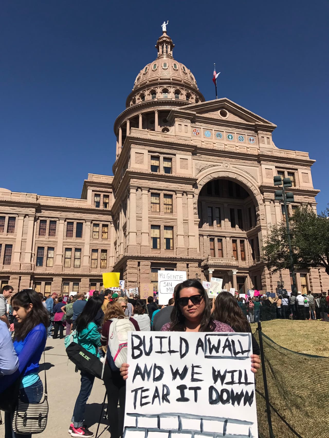 Mensaje: “Construye un muro y nosotros lo derribaremos”
<br>