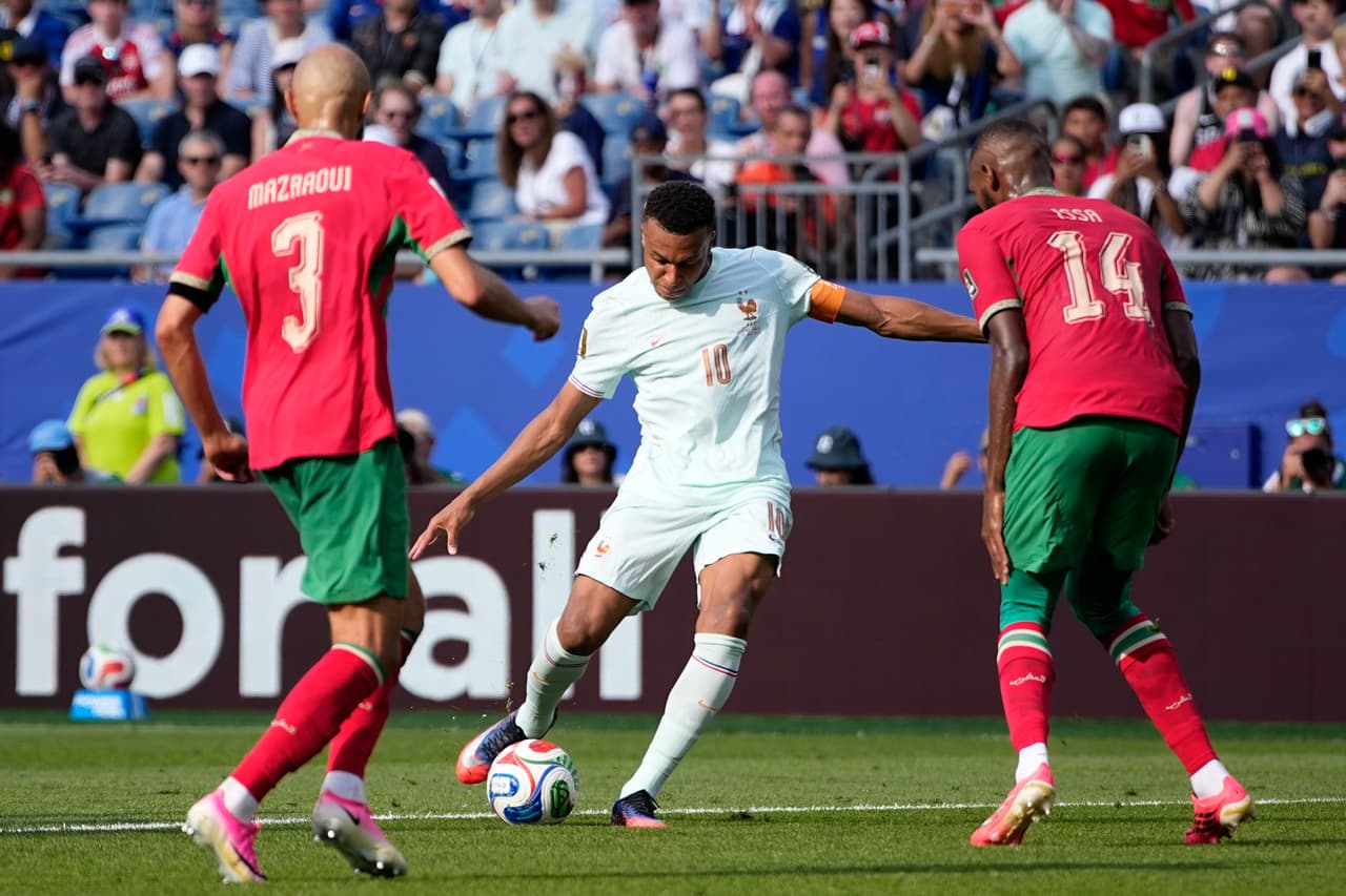 Minuto 60 del partido: Kylian Mbappe tira a gol.