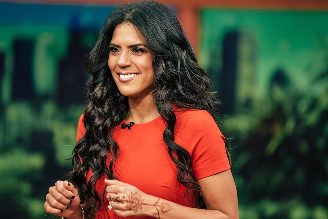 <b>ENTREVISTADORA</b>: "Para eso quiero prepararme bien, tomar clases de dicción, de comunicación, mi meta es llegar a hacer muy buenas entrevistas para en algún momento poder 
<b>entrevistar a Jennifer López a la mismísima Oprah Winfrey". </b>
<br>