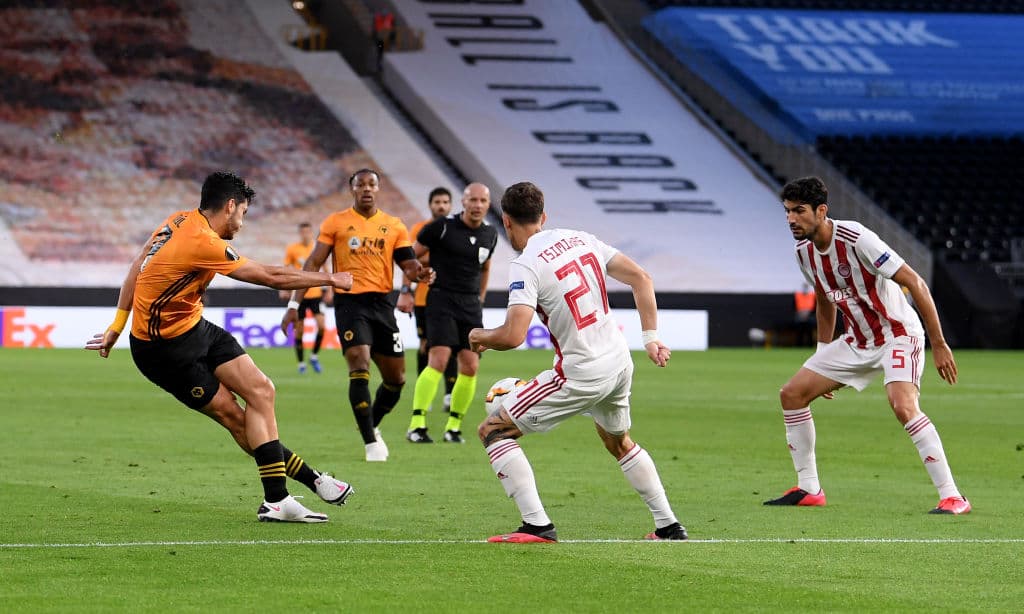 El mexicano nos mostró uno de sus ases bajo la manda y saco un dispar de rabona que se fue por encima del arco rival.
