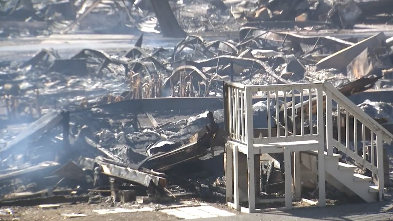 Los escalones de la entrada a una casa móvil que sobrevivieron el incendio en Rancho Marina Mobile Home Park.