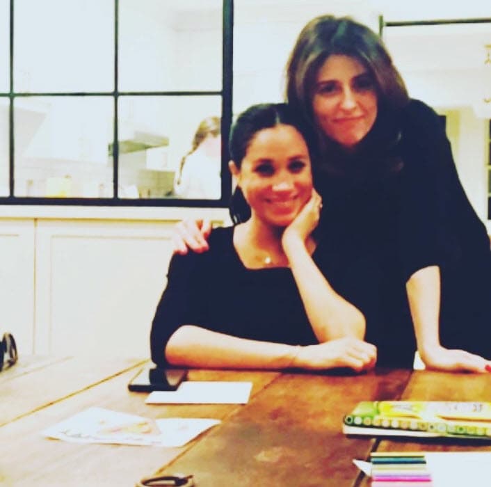 Silver Tree, una directora de cine y televisión que también asistió a la boda de los Sussex hace casi tres años, colgó un tuit tras la estremecedora entrevista. "
<b><a href="https://twitter.com/silvertree77/status/1367879894366003208/photo/1" target="_blank">Esta es 'Meg'</a></b>. Una persona real, no una historia de portada. Ella es una de mis más cercanas y queridas. Como a todos mis amigos, la amo con locura". 
<br>